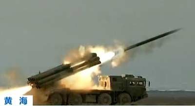 解放軍PHL03式遠程火箭炮黃海附近進行實彈演習(xí)。資料圖