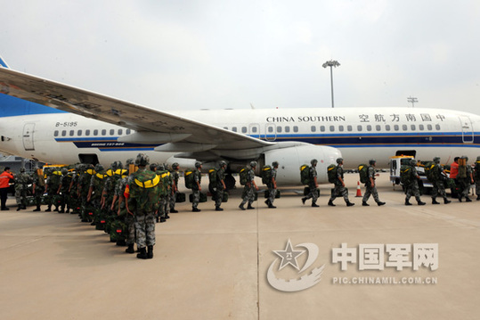 7月27日，濟南軍區(qū)某集團軍在新鄭國際機場，舉行了一次帶有實戰(zhàn)背景的航空輸送兵力演練。