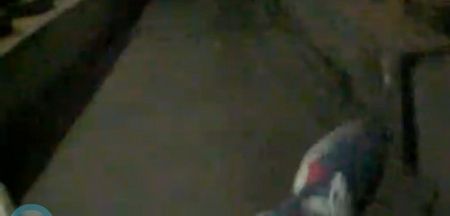 男子躺在在軌道中拍到自己的腳。