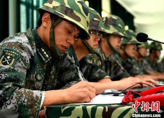 8月3日，代號為“前衛(wèi)--2010”的濟南戰(zhàn)區(qū)防空部隊“單元合成”演練，在魯豫兩省拉開帷幕，軍區(qū)指揮部研究“戰(zhàn)況”。中新社發(fā) 宋吉河 攝