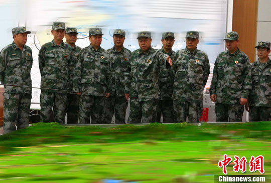 8月3日，代號為“前衛(wèi)--2010”的濟南戰(zhàn)區(qū)防空部隊“單元合成”演練，在魯豫兩省拉開帷幕，軍區(qū)指揮部研究“戰(zhàn)況”。中新社發(fā) 宋吉河 攝