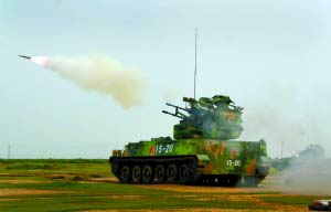 8月6日，濟(jì)南軍區(qū)防空部隊(duì)某型自行高炮攜帶導(dǎo)彈進(jìn)行射擊，首發(fā)擊毀目標(biāo)。新華社發(fā)