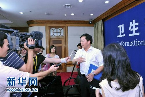8月10日，衛(wèi)生部新聞發(fā)言人鄧海華（右二）在回答記者的提問(wèn)。新華社記者 何俊昌 攝