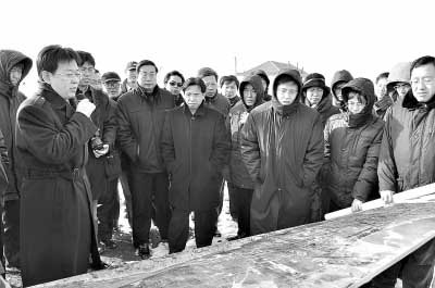 2010年1月，渤海海峽跨海通道課題組成員和國(guó)家發(fā)改委、交通運(yùn)輸部、鐵道部等國(guó)家部委研究人員共同到蓬萊考察、調(diào)研工程線路、登陸地點(diǎn)。左二為蓬萊市市長(zhǎng)張代令，左七為渤海海峽跨海通道課題組副組長(zhǎng)、魯東大學(xué)副校長(zhǎng)、環(huán)渤海發(fā)展研究中心主任柳新華教授。資料照片