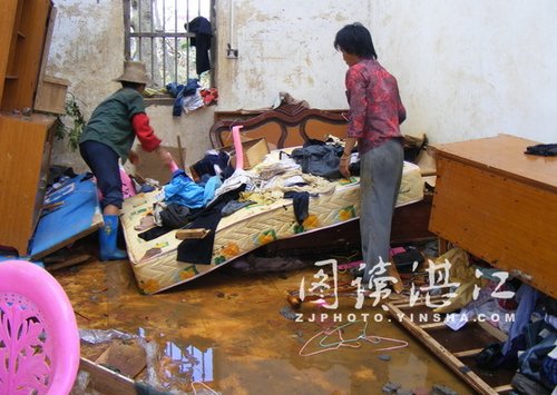 廣東徐聞縣遭遇龍卷風(fēng) 大鐵門(mén)被卷到空中飛舞