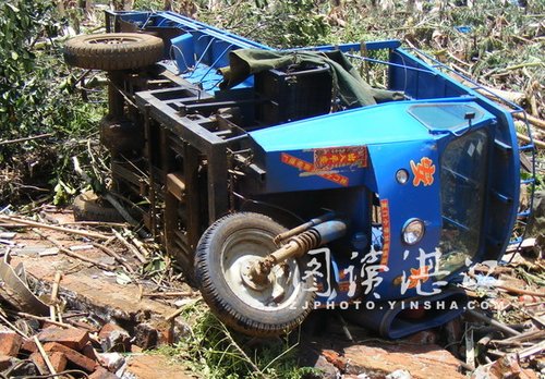 廣東徐聞縣遭遇龍卷風(fēng) 大鐵門(mén)被卷到空中飛舞