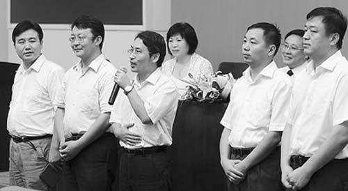 8月13日，北京市委組織部召開北京市2010年公開選拔領(lǐng)導(dǎo)干部工作新聞發(fā)布會(huì)，5名局級(jí)新任職人員亮相?！⊥踱曊x攝 