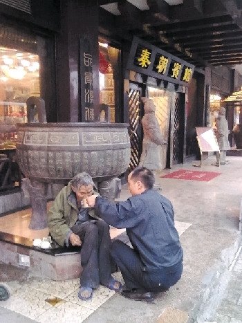 8月25日，網(wǎng)友申超在街頭拍下的張副山喂老人吃面一幕。 