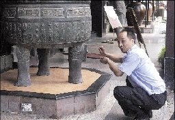 昨日，保安張副山向記者介紹當(dāng)時(shí)的情景。 晚報(bào)記者 周甬 圖
