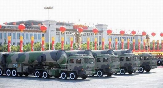 東31甲核導(dǎo)彈方隊通過天安門廣場，