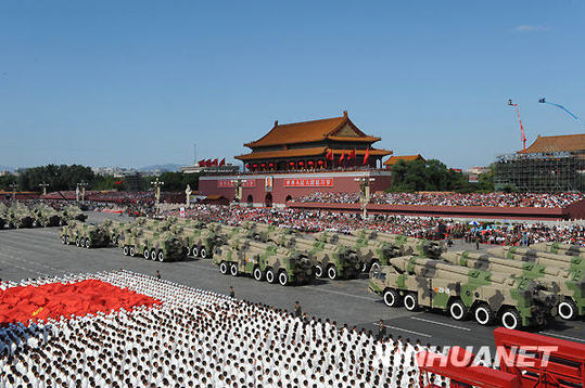 10月1日，首都各界慶祝中華人民共和國(guó)成立60周年大會(huì)在北京舉行。這是某新型中遠(yuǎn)程地地常規(guī)導(dǎo)彈方隊(duì)接受檢閱。新華社記者 丁林?jǐn)z