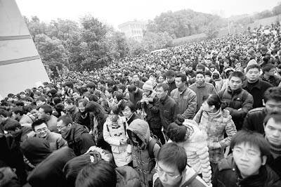 2009 年11月29日，在湖北武漢華中科技大學(xué)考點，考生們走進考場。當天，2010年度中央機關(guān)及其直屬機構(gòu)公務(wù)員錄用考試公共科目筆試在全國31個考區(qū)的44個城市的800多個考點同步開考，有近百萬人參加考試。 王瀟瀟/CFP 