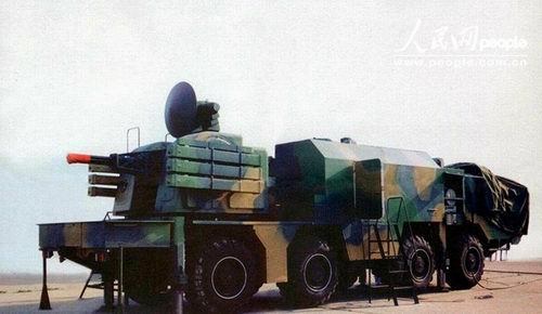 新“陸盾”2000型彈炮合一近程防空武器系統(tǒng)采用了全新的底盤。炮手在車箱中段全封閉的工作站內(nèi)操作。