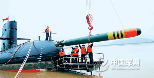 東海艦隊(duì)某潛艇支隊(duì)進(jìn)行碼頭應(yīng)急吊裝魚(yú)雷演練。圖中潛艇為宋級(jí)常規(guī)動(dòng)力潛艇。