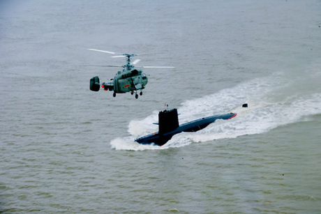 資料圖：東海艦隊(duì)卡-28艦載直升機(jī)與宋級(jí)潛艇協(xié)同演練。