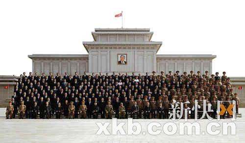 朝中社9月30日發(fā)布了金正日與朝鮮新領(lǐng)導(dǎo)機(jī)構(gòu)其他成員合影留念的照片，外媒指稱紅圈中者就是“金的兒子”金正銀。 新華社發(fā)