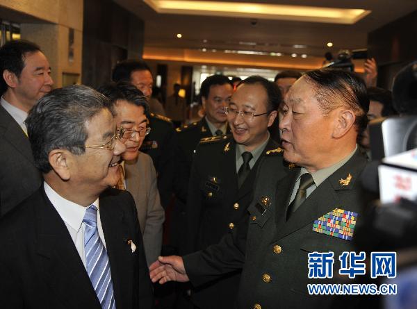 10月11日上午，在越南河內(nèi)，中國(guó)國(guó)務(wù)委員兼國(guó)防部長(zhǎng)梁光烈上將（前右）和日本防衛(wèi)大臣北澤俊美在首屆東盟防長(zhǎng)擴(kuò)大會(huì)期間進(jìn)行了交談