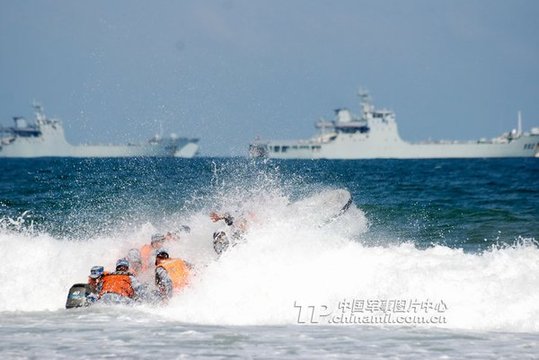 海軍陸戰(zhàn)隊(duì)某旅在惡劣海況下與登陸艦配合進(jìn)行裝卸載訓(xùn)練。宋春偉 攝影報(bào)道