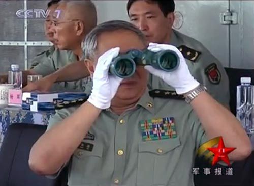 央視新聞視頻截圖：7月26日，中央軍委委員、總參謀長陳炳德在南海觀摩海軍多兵種合同實(shí)兵實(shí)彈演練。