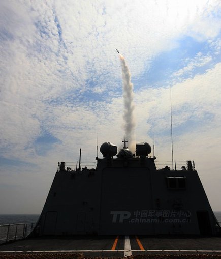 東海艦隊(duì)529艦發(fā)射對(duì)空導(dǎo)彈。