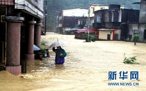 10月21日，臺灣宜蘭縣蘇澳地區(qū)居民在洪水中艱難出行。新華社發(fā) 