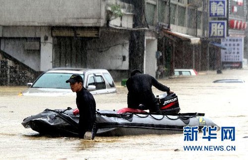 10月21日，救援人員出動(dòng)橡皮艇在臺(tái)灣宜蘭縣蘇澳地區(qū)救災(zāi)。新華社發(fā)