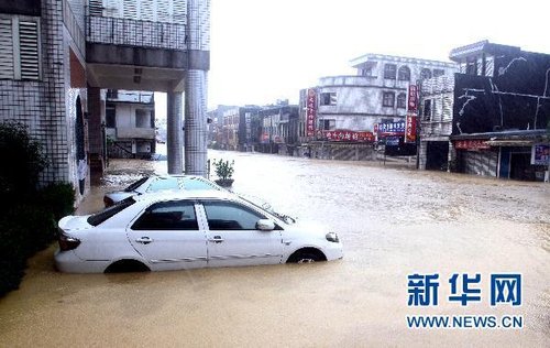 10月21日，洪水將臺(tái)灣宜蘭縣蘇澳地區(qū)街道淹沒(méi)。新華社發(fā)