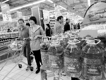 上周統(tǒng)計(jì)數(shù)據(jù)顯示，食用油價(jià)格較前一周有所上漲商報(bào)記者 王棣/攝 
