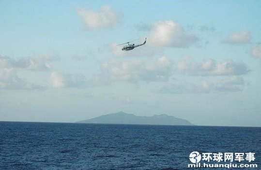 日本海保直升機(jī)在漁政船上空長(zhǎng)時(shí)間盤旋