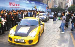 昨日，香港保時捷車隊在解放碑吸引市民圍觀。本報記者 楊新宇 攝