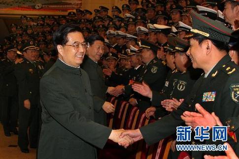 11月2日，中共中央總書(shū)記、國(guó)家主席、中央軍委主席胡錦濤在北京會(huì)見(jiàn)出席全軍武器裝備成建制成系統(tǒng)形成作戰(zhàn)能力和保障能力建設(shè)工作會(huì)議的代表。中共中央政治局常委、國(guó)家副主席、中央軍委副主席習(xí)近平一同會(huì)見(jiàn)。 新華社記者李剛攝