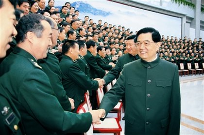 解放軍報(bào)圖片：10月27日，中共中央總書記、國(guó)家主席、中央軍委主席胡錦濤在北京會(huì)見(jiàn)國(guó)防大學(xué)第五次黨代表大會(huì)全體代表。中共中央政治局常委、國(guó)家副主席、中央軍委副主席習(xí)近平一同會(huì)見(jiàn)。本報(bào)記者 周朝榮攝