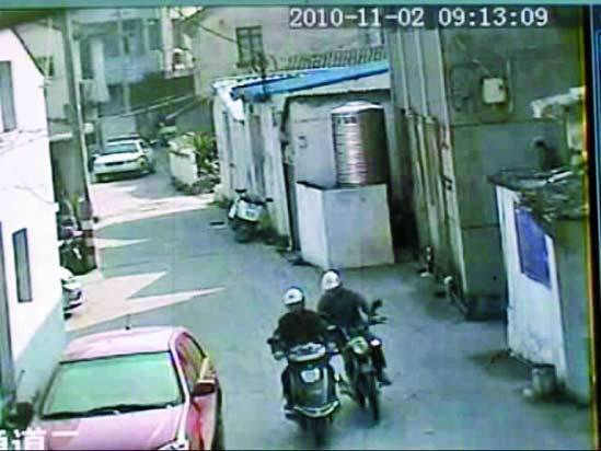警車悄悄跟進(jìn)一條小巷。①小偷甲騎的贓車熄火 ②同伙騎摩托拉著跑。