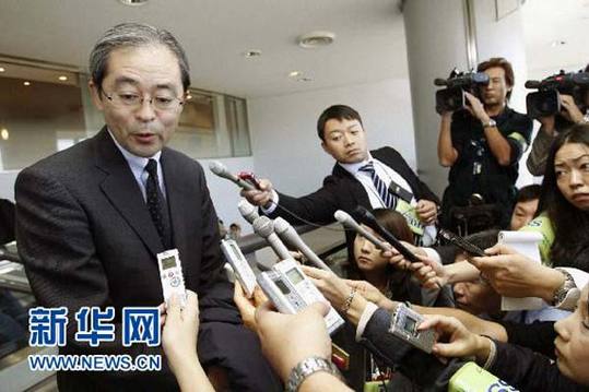  11月3日，日本駐俄羅斯大使河野雅治抵達日本成田機場后回答記者提問。當(dāng)日，暫時被召回的日本駐俄羅斯大使河野雅治抵達日本首都東京。 新華社/共同社