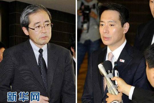 11月3日拍攝的拼版照片顯示：日本駐俄羅斯大使河野雅治在東京向日外相前原誠司匯報(bào)完后走出日本外務(wù)?。ㄗ螅┖腿毡就庀嗲霸\司接受記者采訪（右）。當(dāng)日，暫時(shí)被召回的日本駐俄羅斯大使河野雅治抵達(dá)日本首都東京，并向日外相前原誠司匯報(bào)此次俄總統(tǒng)視察爭議島嶼的相關(guān)情況。 新華社/共同社