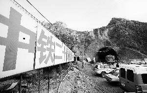 工程車輛不斷進(jìn)出隧道救援，各種急救車輛在事發(fā)隧道外待命，隨時準(zhǔn)備救助。 本報首席記者 田蹊 攝