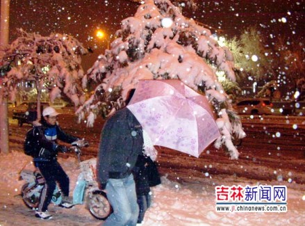 行人在雪中艱難行進。（來源：吉林新聞網(wǎng)張猛攝） 