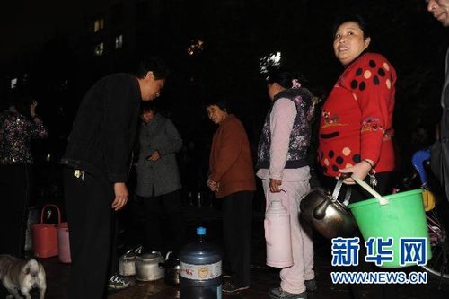 11月17日，在鄭州市柿園水廠家屬院，群眾在排隊等待送水車。新華社記者趙鵬攝 