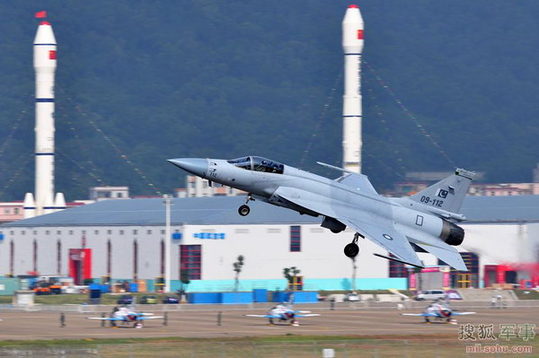 巴基斯坦梟龍戰(zhàn)機進(jìn)行單機飛行訓(xùn)練