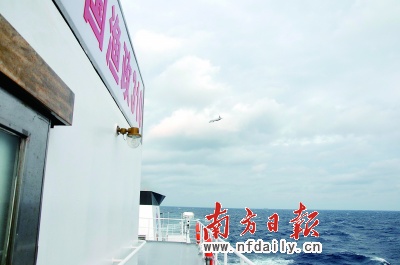 日本偵察機(紅圈所示)圍繞著我漁政310船上空盤旋。黃應(yīng)來盧松江攝