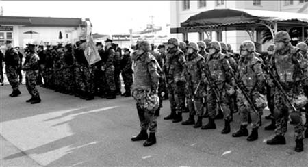 3日，日本和美國在駐日美國海軍佐世?；嘏e行基地警備訓(xùn)練開幕式。新華社發(fā) 