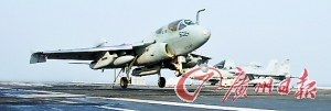 美國海軍EA-6B“徘徊者”電子攻擊機(jī)降落在“華盛頓”號航母甲板上。