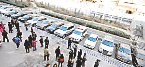 關(guān)建軍犯罪組織的停車場停放了30余輛汽車，路虎、奧迪Q7、寶馬X6只算是其中普通的，關(guān)建軍的座駕是勞斯萊斯幻影，價值840萬。