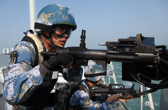 2月24日，中國海軍第八批護航編隊在南沙海域進行首次反海盜綜合演練。演練實施了輕武器射擊，直升機偵查取證、警示驅(qū)離，反海盜武力營救等多個課目。新華社記者邱俊松攝