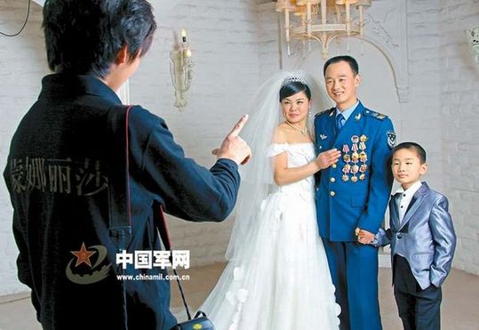 三級軍士長竇樹軍一心撲在戰(zhàn)鷹維修上，結(jié)婚11年未能兌現(xiàn)妻子拍張婚紗照的愿望，空軍機關(guān)借“空軍十大杰出青年”頒獎之機，特意將功臣一家接到北京為他們圓夢
