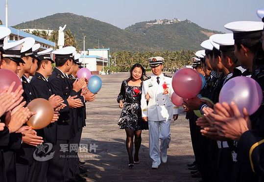 官兵夾道歡迎新人。