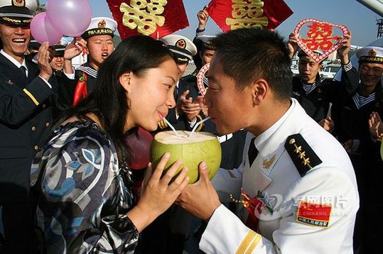 喝上一個(gè)連心椰，愛(ài)情天長(zhǎng)地久。