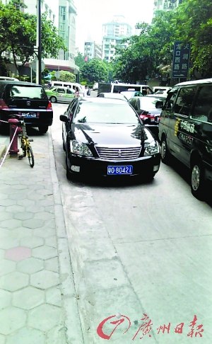 “粵O80421”車在龍口西路逆行（圖片來自網(wǎng)友“人靚聲甜”微博，請與本報聯(lián)系領(lǐng)取稿酬）。