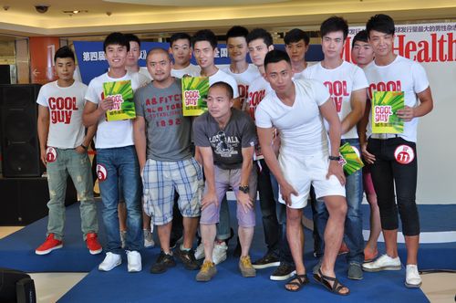 時(shí)尚雜志青島選型男 31歲經(jīng)理大秀腹肌稱王