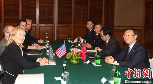 7月22日，中國外長楊潔篪在印尼巴厘島會見美國國務(wù)卿希拉里·克林頓，雙方就兩國關(guān)心的問題進(jìn)行友好的交談。中新社發(fā) 顧時宏 攝
